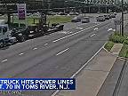 Kamión vytrhol stĺp elektrického vedenia v New Jersey
