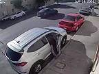 Muž namieril pušku na zlodeja, ktorý kradol zo susedovho auta