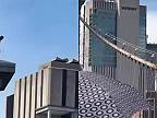 Nahý muž skočil z Brooklynského mosta do vody, prežil pád z výšky 85 metrov