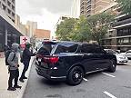 Protestujúci zablokovali vozidlá ICE pred nemocnicou v New Yorku kvôli zranenému