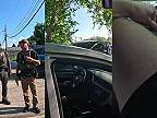 Agenti ICE v Chicagu konfrontujú dvoch mužov, ktorí ich sledovali a nahrávali