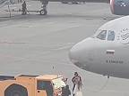 Cestujúce bežia po dráhe k lietadlu Aeroflot v Moskve