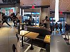 V McDonalde v New Yorku vypukla obrovská bitka medzi adolescentami