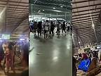 Na zraze absolventov strednej školy v Chicagu vypukla rozsiahla bitka