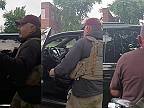 Agresívny muž sa vyhráža agentom ICE počas razie v Chicagu
