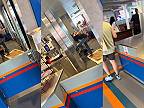 Muž si umýva nohy v reštaurácii Dunkin' Donuts pri trajekte Staten Island Ferry
