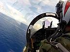 Pristávací manéver F/A-18 Hornet na lietadlovej lodi USS Abraham Lincoln