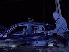Policajt vytiahol podozrivého za dredy z SUV po rýchlej naháňačke