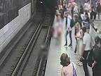 Odvážny muž zachránil chlapca, ktorý spadol do koľajiska kvôli mobilu v ruke