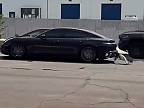 Šofér Porsche odtrhol nárazník pri úteku z odťahovky v Kalifornii