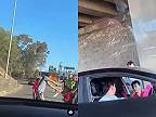 Muž v Sydney uniesol auto s deťmi, bodol chodca a uniesol ženu