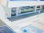 93-ročný vodič pridal plyn a vrazil s Mercedesom do lekárne, zranil ženu