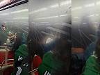 Bitka v preplnenom vlaku v Philadelphii po zápase Eagles