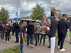 Albánski protestujúci obkľúčili a vyliezli na holandské policajné vozidlá