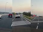 Indický policajt sa viezol na streche auta takmer 40 kilometrov