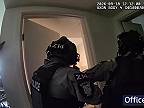 Policajti postrelili ženu zabarikádovanú v byte počas vyšetrovania