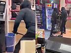 Dvaja muži sa pokúsili vlámať do bankomatu na čerpacej stanici