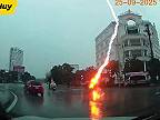 Ženu vo Vietname počas jazdy na motocykli zasiahol blesk