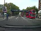 Šialený cyklista rozbil hlavou čelné sklo autobusu, ignoroval predpisy