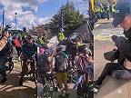 Polícia na koňoch preniká cez protestujúcich v Sheffielde
