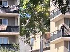 Žena so zbraňou na balkóne v Caen sa pokúsila odplašiť demonštrantov