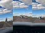 Nákladné auto s vrtuľníkom Mi-2 sa prevážilo a prevrátilo na bok