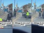 Bezdomovec v igelitových nohaviciach vypol muža na ulici v Chicagu