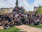 Polícia zasiahla proti protestom v Paríži po vypuknutí požiaru