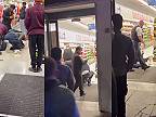 Muž v Londýne zastavil krádež v Sainsbury's, kým ostatní len natáčali