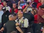Demonštrant s tričkom o Epsteinovi napadnutá v Ohiu, polícia zasiahla