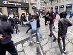 Mladí migranti v Miláne začali rabovať obchody po vzore Francúzska