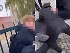 Brutálne napadnutie mladíka skupinou tínedžerov pred školou v Nemecku