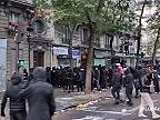 Nepokoje v Paríži: Demonštranti napadli políciu, rabovali obchody a podpaľovali