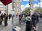 Francúzsky muž kritizuje ničenie majetku protestujúcimi a je obkľúčený