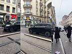 Auto sa snaží prejsť cez dav v Saint-Étienne a zrazí demonštranta