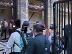 Maskovaní protestujúci zapálili dvere vládneho paláca v Guadalajare