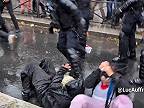 Napäté protesty vo Francúzsku: Demonštranti hádžu kamene na políciu