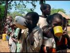 Ľudia v Afrike, opis chudoby, hladu, smädu a biedy ... pomá