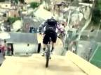 Downhill bike race v Brazílii