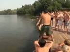 Rusi skáču do vody