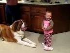 Veľký pes a malé dievčatko