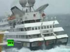 Dramatické video výletnej lode uprostred búrky