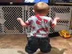 Malý chlapček tancuje