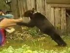 Napadnutá medveďom