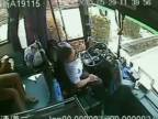 Vodiča autobusu trafil kus plechu