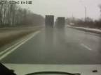 Vodič kamiónu sa nepozrel do spätného