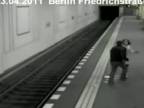 Brutálne napadnutie muža v berlínskom metre!