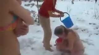 Takto matky na Sibíri otužujú svoje bábätká!