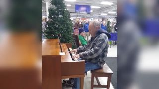 Starý pán sadol za piano v obchode