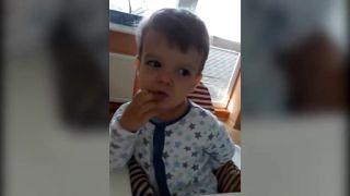 2-ročný Jakubko recituje skrátenú verziu básne Mor ho!